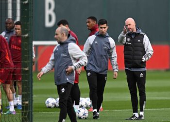 ERIK ten Hag (kanan) memantau latihan pemain-pemain Manchester United di Kompleks Latihan Carrington, Manchester, semalam menjelang perlawanan Piala Liga Inggeris. – AFP