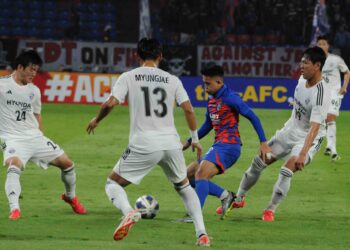 Penyerang JDT, Arif Aiman dikawal tiga pemain pertahanan Ulsan Hyundai pada perlawanan Liga Juara-Juara Asia di Stadium Sultan Ibrahim, Johor, semalam. - UTUSAN/RAJA JAAFAR ALI