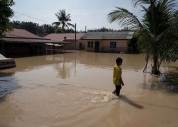 KEADAAN di Kampung Cemperai, Dengkil yang dilanda banjir akibat paras Sungai Semenyih dan Sungai Langat yang meningkat melebihi paras ban sungai di Dengkil, semalam. - UTUSAN/FAISOL MUSTAFA