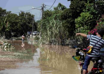 KEADAAN di Kampung Cemperai, Dengkil yang dilanda banjir akibat paras Sungai Semenyih dan Sungai Langat yang meningkat melebihi paras ban sungai di Dengkil. - UTUSAN/FAISOL MUSTAFA