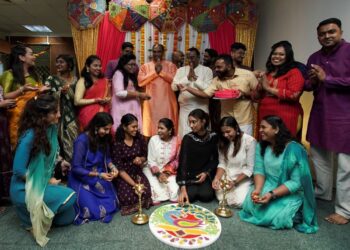 KAKITANGAN dan Petugas Unit Transformasi Masyarakat India Malaysia ( MITRA) bergambar menjelang sambutan Deepavali di pejabat unit itu di Putrajaya semalam.  Majlis tersebut diceriakan dengan kehadiran Pengerusi Pasukan Petugas Khas MITRA Datuk R. Ramanan yang juga Ahli Parlimen Sungai Buloh.  Suasana diserikan dengan nyalaan “ kuthu vilaku” dan ucapan Deepavali antara satu sama lain – UTUSAN/FAISOL MUSTAFA