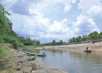 SEMPADAN Malaysia-Thailand di Kelantan yang hanya dipisahkan oleh Sungai Golok selebar 40 meter. – MINGGUAN/YATIMIN ABDULLAH
