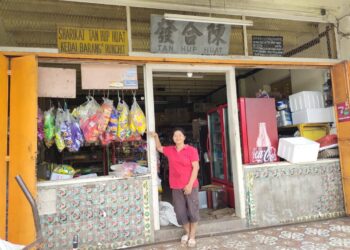 TAN Ngee Lan menunjukkan kedai runcit yang diusahakannya yang terletak di Pekan Air Kuning Selatan, Gemencheh, Tampin.-UTUSAN/NOR AINNA HAMZAH.