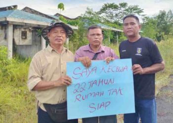 TIGA orang pembeli projek perumahan di Bandar Utama Tampin menunjukkan rumah mereka yang menghadapi masalah gagal disiapkan sejak tahun 2001 ketika ditemui Utusan Malaysia, semalam.
– UTUSAN/NOR AINNA HAMZAH