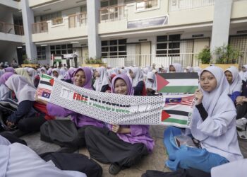 Para pelajar bersolidariti pada  program Solidariti Untuk Palestin di Sekolah Menengah Kebangsaan Putrajaya Presint 5 (1), baru-baru ini. 
– MINGGUAN/FAISOL MUSTAFA