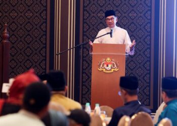 ANWAR Ibrahim berucap pada Majlis Ilmu Madani yang turut dihadiri beberapa tokoh Islam terkenal dunia pada Mei lalu.
– UTUSAN/FAIZ
ALIF ZUBIR