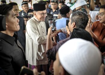ANWAR Ibrahim beramah mesra dengan orang ramai ketika hadir di Surau Al-Furqan, Presint 11, Putrajaya hari ini. - UTUSAN/FAIZ ALIF ZUBIR