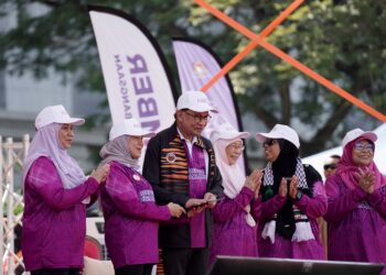 ANWAR Ibrahim merasmikan sambutan November Bulan Keluarga Kebangsaan 2023 di Dataran Putrajaya, Putrajaya hari ini. - UTUSAN/FAISOL MUSTAFA