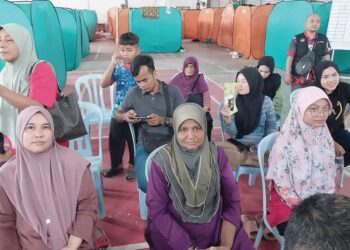 MARIBEE Hamzah (tengah) bersama Sahabat AIM yang lain ketika berada di PPS  Dewan Serbaguna Padang Tembak di Teluk Intan akibat banjir baru-baru ini. - UTUSAN/AIN SAFRE BIDIN