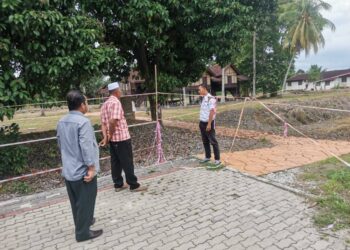 PENDUDUK melihat dari jauh rumah Datuk Maharajalela kerana tidak dibenarkan masuk oleh pengawal keselamatan bertugas di Kompleks Sejarah Pasir Salak, semalam. – UTUSAN/AIN SAFRE BIDIN