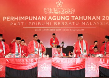 Muhyiddin Yassin (tengah) mengambil tempat selepas menyampaikan ucapan dasar Presiden pada Perhimpunan Agung Tahunan Bersatu 2023 di Shah Alam, semalam. – Utusan/AFIQ RAZALI