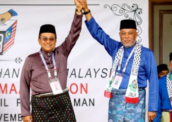 RAJA Mohamed Affandi Raja Mohamed Noor (kanan) dan Ahmad Samsuri Mokhtar bergambar setelah diumumkan bertanding bagi Pilihan Raya Kecil Kemaman di Dewan Berlian Utama, Majlis Perbandaran Kemaman, Terengganu, hari ini. -UTUSAN/PUQTRA HAIRRY