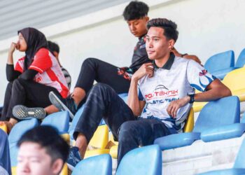 UMAR Osman hanya menjadi penonton Kejohanan Varsiti Padang dan Trek Grand Final 2023, semalam selepas dinasihatkan berehat bagi mengelakkan kecederaannya bertambah parah. - UTUSAN/AFIQ RAZALI