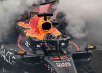 MAX Verstappen mempamerkan gaya tersendiri meraikan kemenangannya di Grand Prix Abu Dhabi, malam tadi. - AFP