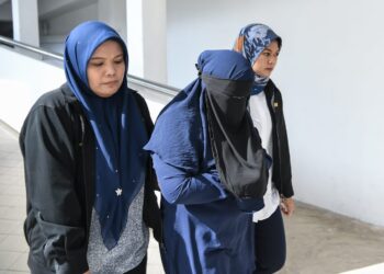 NUR Kesuma Kartini Mohamad Zahir (tengah) dituduh mengemukakan dokumen dengan pernyataan palsu di Mahkamah Sesyen Alor Setar.