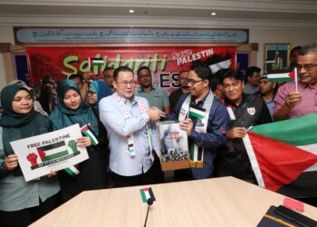 MOHD. Ridzuan Sulaiman (tiga dari kanan) menyerahkan sumbangan derma bagi membantu rakyat Palestin di Ibu Pejabat JPV di Kubang Kerian, Kota Bharu, Kelantan-UTUSAN/ROHANA MOHD.NAWI