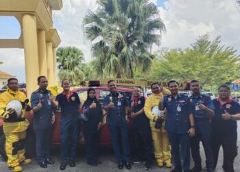 NOR Hisham Mohammad (lima dari kiri) bersama pasukan bomba sukarela pada Majlis Perasmian Konvensyen PBS Zon Selatan, JBPM Tahun 2023 di Port Dickson hari ini.-UTUSAN/NOR AINNA HAMZAH.
