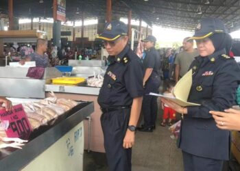 ANGGOTA KPDN Kelantan melakukan pemantauan dan pemeriksaan harga ayam di Pasar Basah Pusat Transformasi Luar Bandar (RTC) Tunjong, Kota Bharu, Kelantan hari ini-IHSAN KPDN KELANTAN