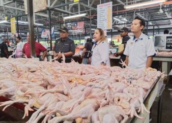 NORENA Jaafar (dua dari kanan) meninjau harga ayam yang dijual di Pasar Besar Majlis Bandaraya  Melaka Bersejarah (MBMB) di Bachang, Melaka.
