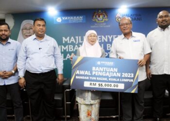 PHILIP Benedict Lasimbang  (dua dari kanan) menyerahkan cek mock-up kepada Ahli Parlimen Bandar Tun Razak, YB Dato’ Seri Dr. Wan Azizah Wan Ismail sebagai simbolik penyerahan Bantuan Awal Pengajian YBR kepada penerima di Bandar Tun Razak, semalam.