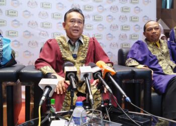ALEXANDER Nanta Linggi bercakap kepada pemberita pada sidang akhbar Majlis Penganugerahan Sijil Kompetensi Teknikal JKR Malaysia  Tahun 2023 di Dewan CREaTE, Alor Gajah, Melaka.