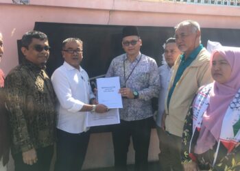 SYED Mohd. Alidustur Syed Mohd. Zain (dua dari kanan) menyerahkan memorandum kepada wakil kerajaan negeri, Imran Mansor di perkarangan Kompleks Kota Darulnaim, Kota Bharu, Kelantan. UTUSAN/ROSMIZAN RESDI
