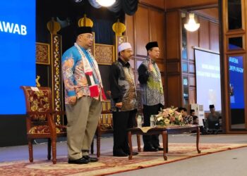 MOHAMED Fadzli Hassan (kiri) ketika mengiringi Mohd. Nassuruddin (tengah) ke Majlis Perasmian Konvensyen Integriti Negeri Kelantan Tahun 2023 di Kota Darulnaim, Kota Bharu, Kelantan hari ini. UTUSAN/MUSTAQIM MOHAMED