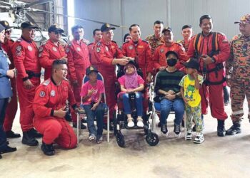 NURUL UMAIRAH Abdul Rahman mencuba peralatan menyelamat di Pangkalan Udara Wilayah Utara, di Kepala Batas, Pulau Pinang semalam.
