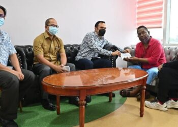 AHMAD Farhan Fauzi menyampaikan sumbangan peribadi ANWAR Ibrahim kepada Ibnor Riza