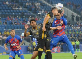 PEMAIN pertahanan JDT, Feroz Baharudin diasak oleh pemain Perak FC dalam perlawanan separuh akhir kedua Piala Malaysia di Stadium Sultan Ibrahim, Iskandar Puteri disini. UTUSAN/RAJA JAAFAR ALI