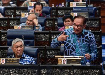 ANWAR Ibrahim semasa menggulung perbahasan Rang Undang-Undang (RUU) Perbekalan 2024 di peringkat dasar bagi Kementerian Kewangan di Dewan Rakyat hari ini. -GAMBAR /ABATAN PENERANGAN MALAYSIA