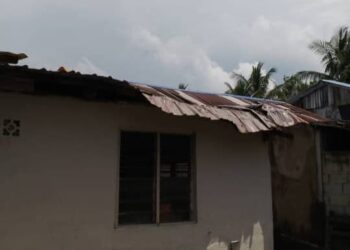 KEADAAN rumah bahagian dapur didiami Nur Syauqina Fadllih selepas dilanda angin kencang kira-kira pukul 5 petang semalam.