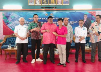 AB. RAUF Yusoh (tiga dari kiri) menyampaikan sagu hati kepada penerima pada Program Bayaran Sagu Hati Ex-Gratia di Alor Gajah, Melaka.