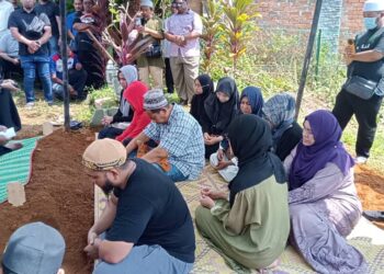SUASANA hiba menyelubungi majlis pengkebumian Natrah Ismail yang dihadiri kira-kira 300 orang di Tanah Perkuburan Islam Kampung Paya Dalam, Segamat pagi tadi.