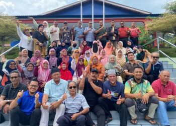 ABD. Hadi Ambong Ingtang ( baris dua dari kanan )  bersama peserta kursus  Pemantapan dan Pengurusan dan Pengendalian Pelancongan  Pengusaha Homestay di Kampung Sri Gunong Pulai, Kulai, Johor.