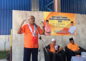 MAHFUZ Omar ketika menyampaikan ucapan perasmian Mesyuarat Tahunan Amanah Kawasan Pasir Mas 2023 di Dewan Lembaga Kemajuan Pertanian Kemubu (KADA) Tendong, Pasir Mas, Kelantan. UTUSAN/ROSMIZAN RESDI