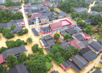 PEMANDANGAN dari udara menunjukkan banyak rumah ditenggelami banjir di Kampung Pulau Rusa, Manir, Kuala Terengganu. – UTUSAN/PUQTRA HAIRRY ROSLI