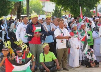 SEBAHAGIAN Orang Asli bersama penduduk tempatan yang menzahirkan tanda sokongan terhadap rakyat Palestin Himpunan Solidariti Palestin Dari Galas ke Gaza di Dataran Kesedar, Gua Musang, Kelantan hari ini-UTUSAN/AIMUNI TUAN LAH