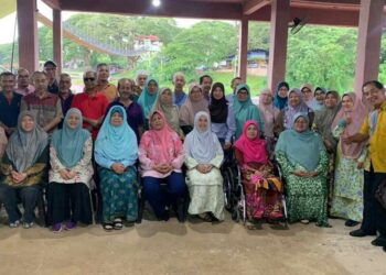  ROMALAH Samad ( duduk-tiga dari kanan) bergambar bersama rakan sekolah SMART di Restoran Saiful Patin Gulai Masam Kuala Semantan, baru-baru ini.– UTUSAN/UTUSAN/SALEHUDIN MAT RASAD