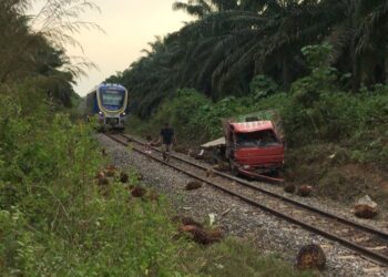 SEBUAH lori muatan sawit dilanggar sebuah kereta api di Kilometer 167.8 landasan kereta api Jerantut-Kuala Krau berdekatan Kampung Pisang di Jerantut semalam.