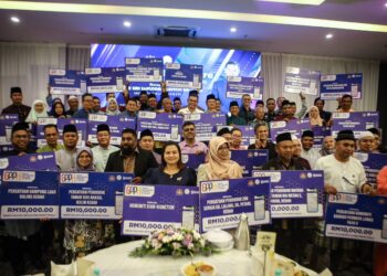 SAIFUDDIN Nasution Ismail (tengah) bergambar bersama sebahagian penerima pada Majlis Penyerahan GPPK 2023 peringkat zon utara di Hotel Fuller, Kulim. - UTUSAN/ SHAHIR NOORDIN