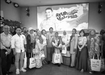 RAFIZI RAMLI (tengah) memuat naik foto bersama Allahyarham yang meninggal dunia pada malam tadi.