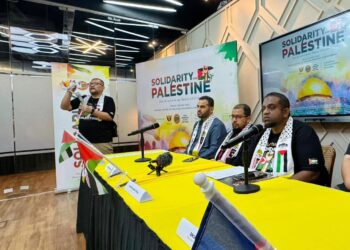 Dari kiri Muaz Omar, Ustaz Syed Sheikh Al-Attas dan Syed Ashraf Syed Ali pada sidang media Makan sambil menderma untuk Palestin anjuran Me’nate Steak Hub.