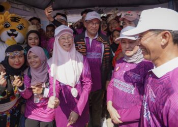 ANWAR Ibrahim beramah mesra dengan pengunjung selepas majlis perasmian sambutan November Bulan Keluarga Kebangsaan 2023 di Dataran Putrajaya hari ini. - UTUSAN/FAISOL MUSTAFA
