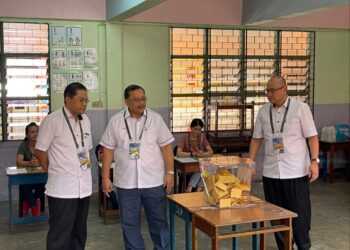ABDUL Ghani Salleh (tengah) melakukan lawatan ke salah satu saluran di pusat pengundian SK Bintulu, Sibiew.