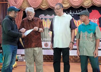 KAMARUDIN Md. Nor (dua dari kiri) menyampaikan sijil penyertaan kepada peserta-peserta Pertandingan Akhir Bakat Pendikir di Gelanggang Seni, Kota Bharu, Kelantan. UTUSAN/MUSTAQIM MOHAMED