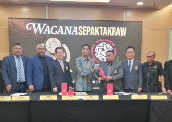 SUMALI (tiga kanan) dan Abdul Halim (empat kanan) bergambar bersama selepas sidang akhbar bersempena Wacana Sepaktakraw di WTC Kuala Lumpur, hari ini. - UTUSAN/AIZAWATI AHMAD