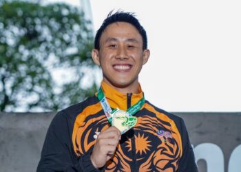 Ooi Tze Liang meraih pingat emas acara 3 meter (m) papan anjal Kejohanan Terjun Terbuka Malaysia 2023 diPusat Akuatik Bukit Jalil hari ini. (FOTO: MUHAMAD IQBAL ROSLI)