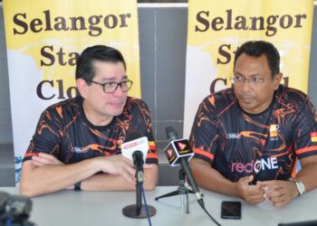Presiden Persatuan Skuasy Selangor (SRAS), Farid Yunus (kiri) bersama Pengarah Kejohanan Skuasy Tertutup Selangor 2023, Ramlee Abdullah ketika sidang media kejohanan di Pusat Skuasy Padang Astaka, Petaling Jaya semalam. (FOTO: SRAS)