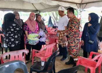 WAN Aminordin Wan Kamaruddin (tiga dari kanan) berbual dengan peserta Program Cakno Pembakaran Terbuka di Pantai Sabak, Pengkalan Chepa, Kelantan hari ini. - UTUSAN/ ROSLIZA MOHAMED